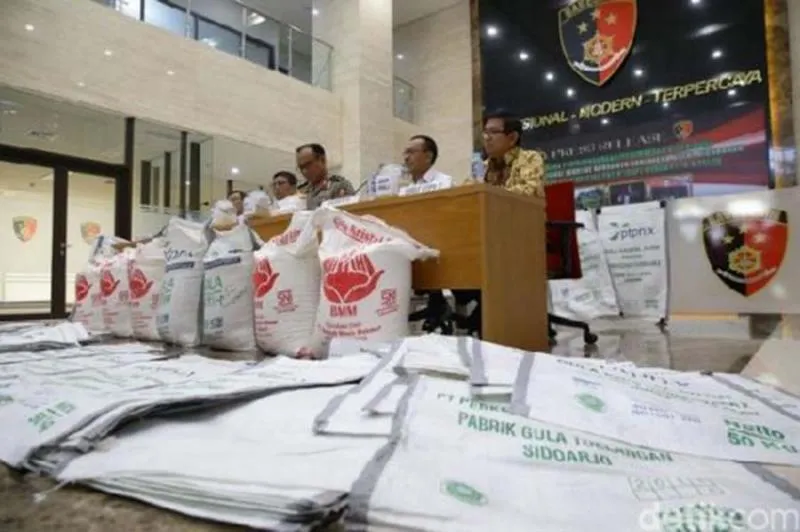 Pengungkapan peredaran gula rafinasi ke masyarakat oleh Satgas Pangan Mabes Polri (Foto: Detik.com)