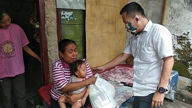 Yuli Nur Amalia ibu miskin di Kota Serang saat dikunjungi Muji Rohman, Anggota DPRD Kota Serang, Sabtu, 18 April 2020.[BantenHits.com/ Mahyadi]