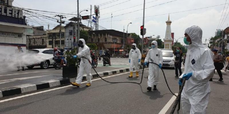 Penyemprotan disinfektan di sekitar Tugu Yogyakarta (Foto:Merdeka)