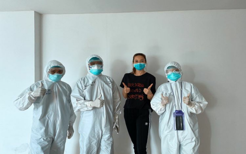 Andrea Dian saat sembuh dari covid-19 bersama para perawat yang merawatnya (Instagram @andredianbimo)