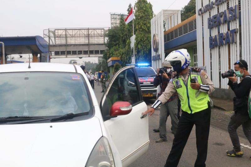 Pemantauan hari pertama penerapan PSBB di Kota Bekasi. (Foto: Humas Pemkot Bekasi)