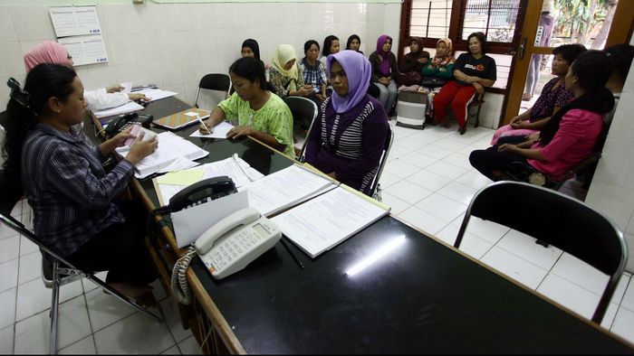 Miris! Saking Susahnya Cari Kerja di RI, Lulusan S2 Rela Jadi ART. (Detik)