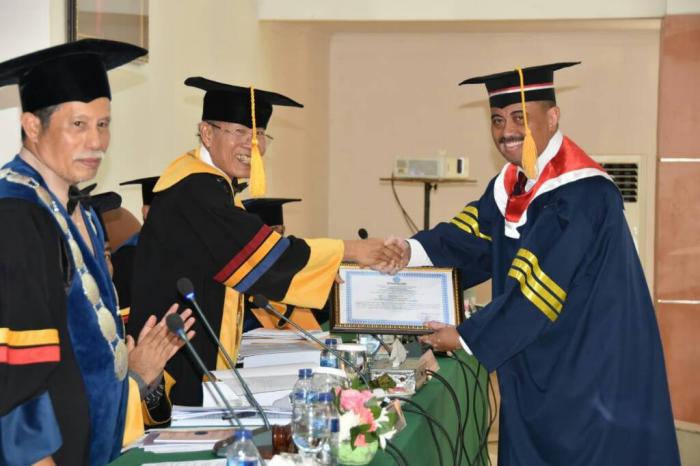 Perwira Tinggi TNI AL Dr Suradi Agung Slamet saat meraih gelar Doktor di IPDN (utamanews)