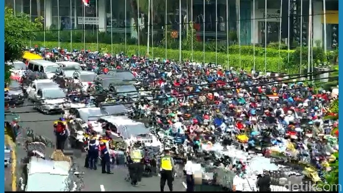 PSBB Hari Pertama, Pintu Masuk ke Surabaya Dipadati Kendaraan. (detik)