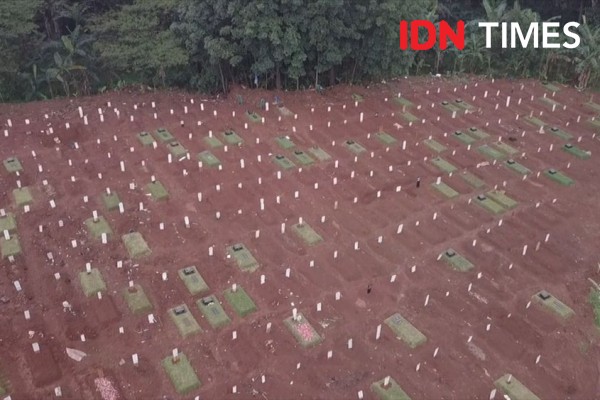 Mengerikan! Ini Penampakan Makam Korban COVID-19 di Pondok Ranggon. (IDN Times)