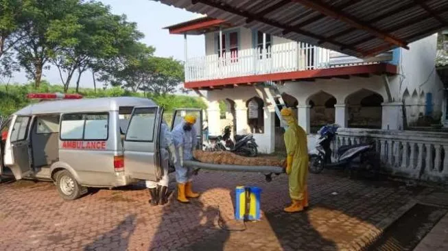 Tak Bisa Bayar Kontrakan, Sekeluarga Tinggal di Masjid sampai Meninggal (Suara.com).