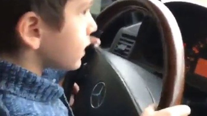 Bocah 5 tahun kemudi mobil di jalan tol (Tribunnews)