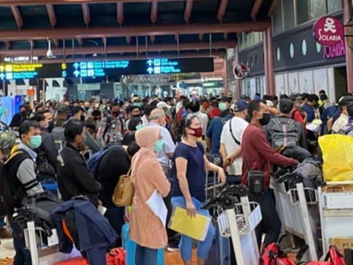 Penumpukan penumpang yang terjadi di Terminal 2 Bandara Soekarno-Hatta, Kamis (14/5/2020) (indozone)