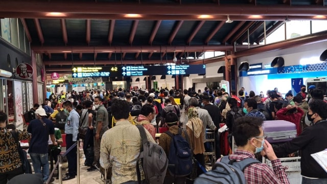 Antrian penumpang mengular di Terminal 2 Bandara Soetta (Foto: Kumparan)
