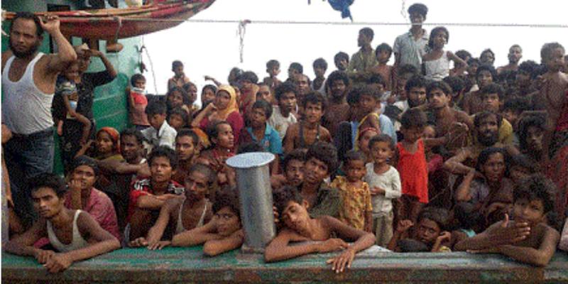 Pengungsi Rohingya bertahan di atas perahu (beritasatu)