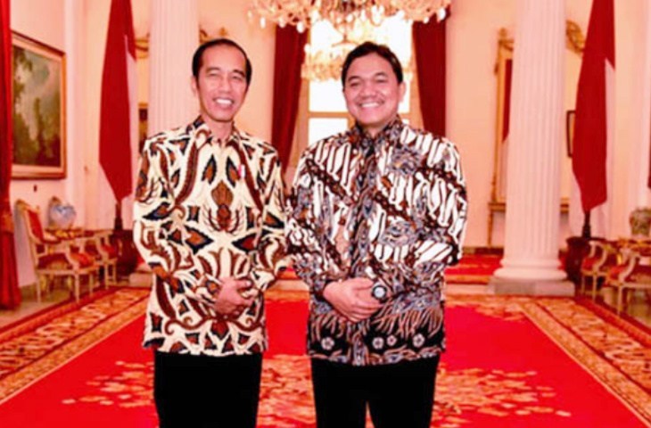 Achsanul Qosasi bersama dengan Presiden Jokowi (matamadura)