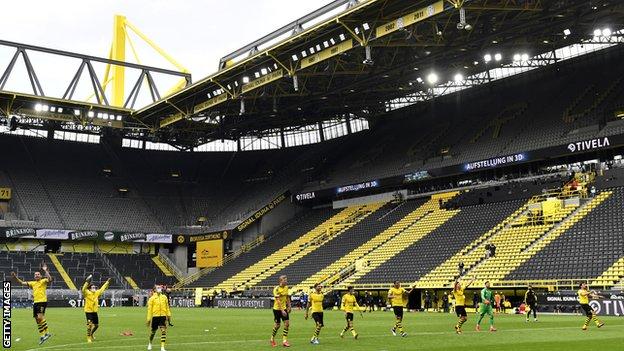 Pemain Borussia Dortmund merayakan kemenangan mereka di stadion yang kosong (Foto: Getty/BBCSport)