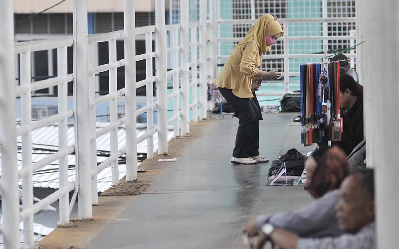 Sejumlah warga terlihat tidak mengenakan masker saat beraktivitas di kawasan Jatinegara, Jakarta, Selasa (19/5). Gubernur DKI Jakarta Anies Baswedan menerbitkan Peraturan Gubernur Nomor 41 Tahun 2020 tentang Pengenaan Sanksi Terhadap Pelanggaran PSBB di DKI Jakarta. Sanksi bagi masyarakat yang tidak mengenakan masker saat keluar rumah atau berada di tempat umum mulai dari sanksi teguran, kerja sosial, dan denda hingga Rp250 ribu. Robinsar Nainggolan