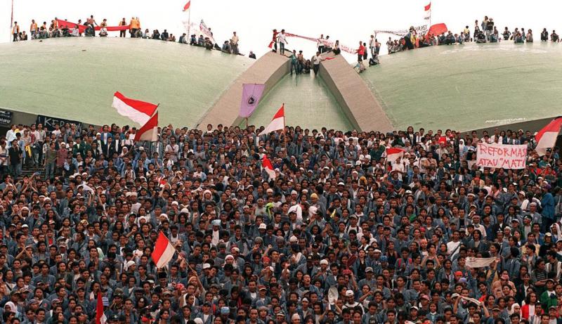 Mahasiswa duduki gedung DPR tuntut Soeharto mundur dari Presiden Indonesia (liputan6)