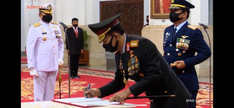 Pelantikan Laksamana Yudo Margono sebagai Kasal dan Marsekal fadjar Prasetyo sebagai Kasau oleh Presiden Jokowi (doc.Puspen TNI)