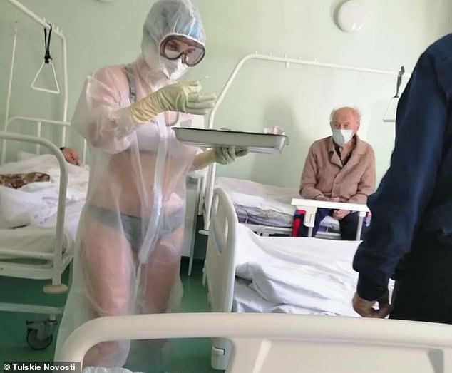 Mengaku kepanasan, seorang perawat di Rusia hanya memakai pakaian dalam saat bertugas (Daily Mail)