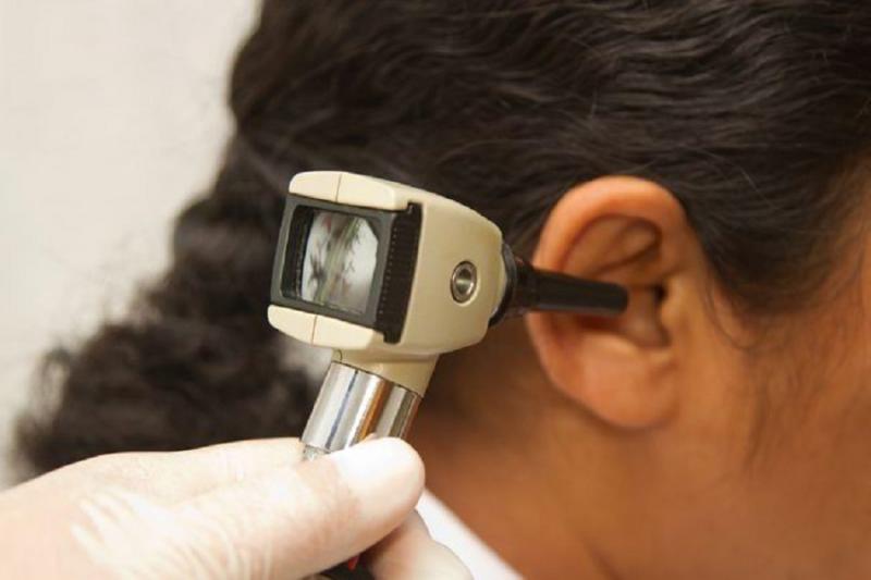 Ilustrasi pemeriksaan telinga dalam (Foto:depositphotos)