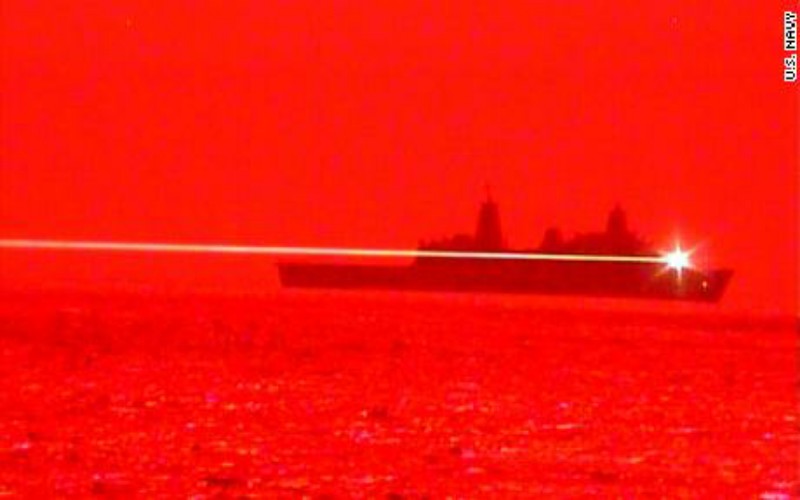 Momen saat USS Portland menembakkan senjata laser dalam uji coba di Samudra Pasifik (US Navy via CNN)