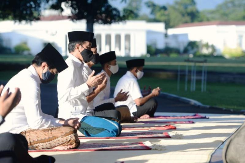 Presiden Jokowi saat salat Id di Istana kepresidenan Bogor, Jawa Barat (Okezone)