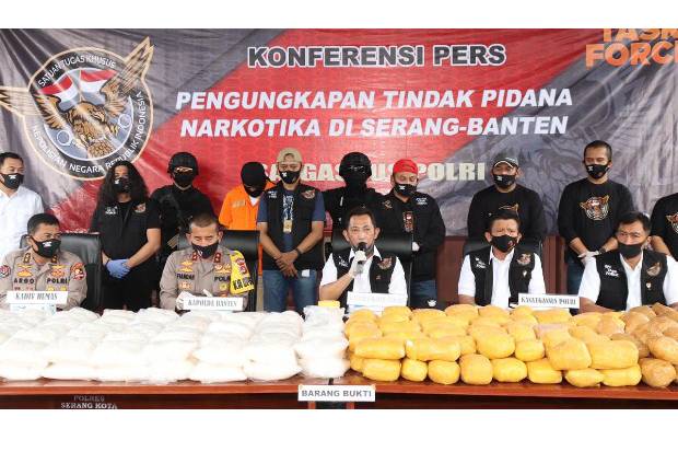Satgas Khusus Bareskrim Mabes Polri berhasil menangkap bandar narkoba 821 Kg jaringan internasional di Kota Serang, Banten. (foto:SINDONews/Ist)