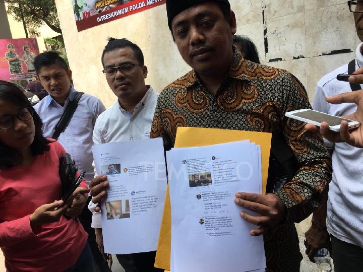 Pengacara Muannas Alaidid menunjukkan bukti kasus penyebaran berita bohong Ratna Sarumpaet di Polda Metro Jaya, Senin, 8 Oktober 2018. Tempo/Adam Prireza