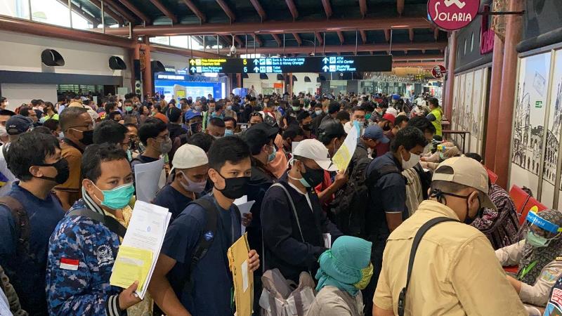 Calon penumpang berdesakan di Bandara Soekarno-Hatta saat masih berlakunya PSBB, beberapa waktu lalu (Okezone)