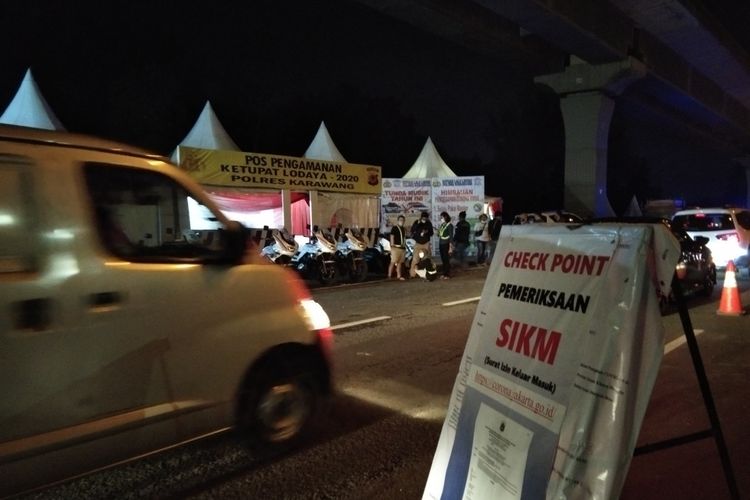 Pemeriksaan SIKM di kilometer 47 tol Jakarta-Cikampek arah menuju DKI Jakarta, Selasa (26/5/2020). (Foto : Kompas.com/Farida)