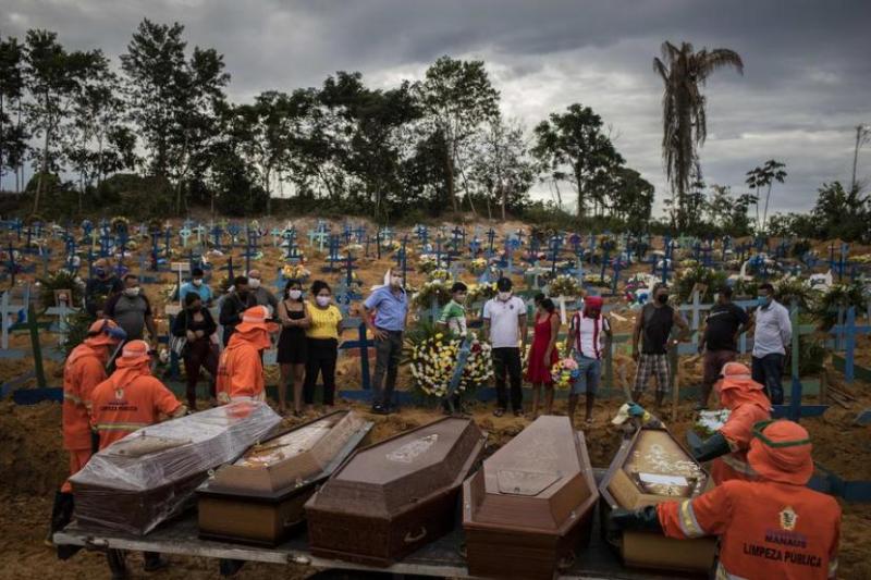 Pemakaman pasien covid-19 di Brasil (republika)