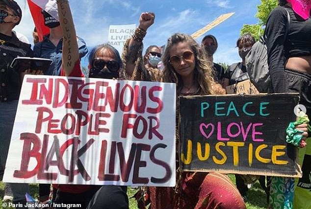 Paris Jackson (kanan) ikut demonstrasi di California, Sabtu (31/5) (Paris Jackson/Instagram)