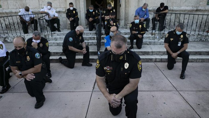 Polisi AS berlutut di depan pendemo kematian George Floyd (detikcom)