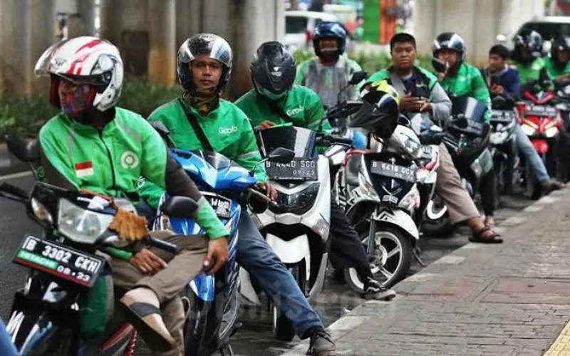 Ojol Menunggu Transaksi. (Bisnis)