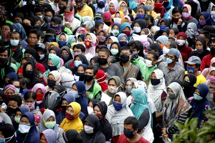 Sejumlah warga antre sembako di Kabupaten Bogor, Cibinong, Bogor, Jawa Barat, Senin (20/4). (Antara)