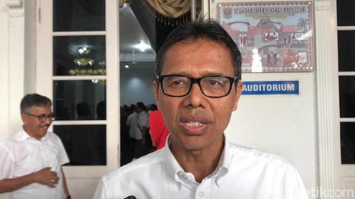 Gubernur Sumatera Barat Irwan Prayitno minta Kemenkominfo hapus aplikasi injil berbahasa Minang (detikcom)