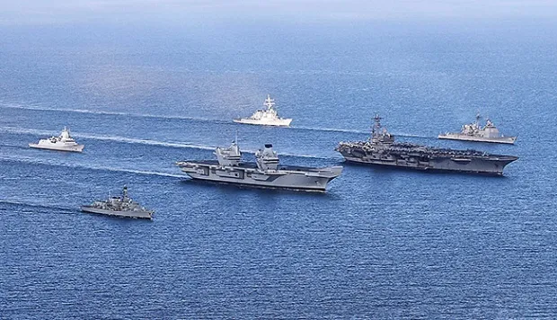     Kapal induk Amerika Serikat, USS George HW Bush dan gugus tempurnya berlayar bersama kapal induk Inggris, HMS Queen Elizabeth dalam latihan Saxon Warrior, di lepas pantai Skotlandia, pada 8 Agustus 2017. MoD/Crown Copyright, Handout/LPhot Ioan Roberts via REUTERS