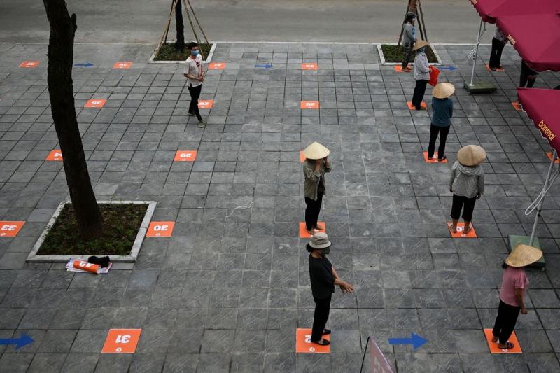 Warga di Vietnam patuh dan disiplin menjalankan aturan jaga jarak (Bloomberg)
