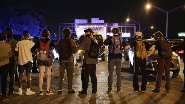 Foto: Demo mengecam penembakan warga kulit hitam Rayshard Brooks di Atlanta, AS (AP/Brynn Anderson)