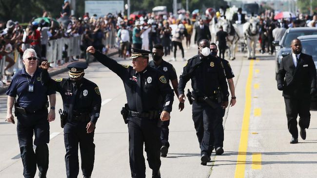 Puluhan petugas polisi di empat daerah di AS mengundurkan diri imbas kekerasan yang menewaskan George Floyd. (Foto: AFP/MARIO TAMA)