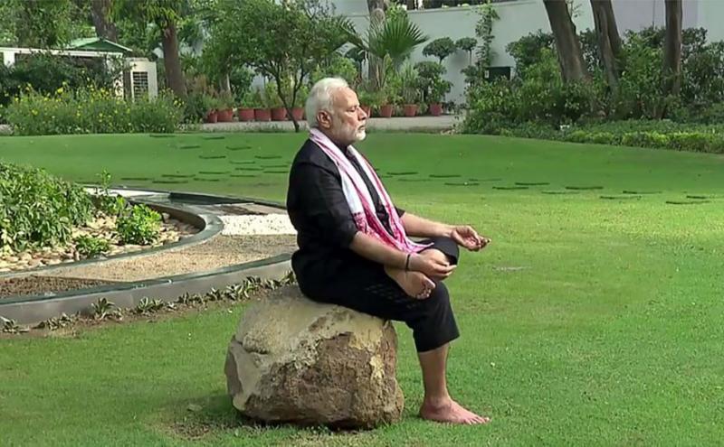 PM India Narendra Modi sedang melakukan yoga (News18.com)