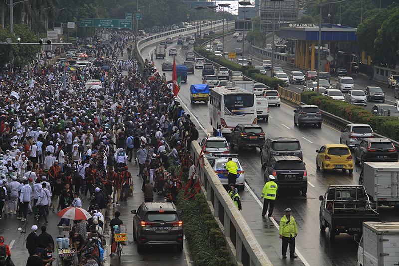 Ribuan orang dari Persaudaraan Alumni (PA) 212 dan sejumlah ormas Islam menggelar aksi di depan gedung DPR RI Jalan Gatot Subroto, Senayan Jakarta Pusat, Rabu (24/06). Ulin Nuha/law-justice.co
