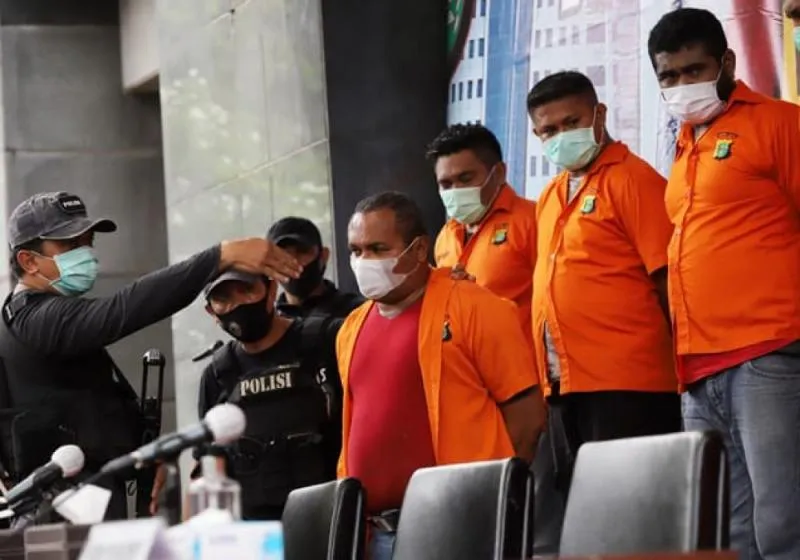 Tersangka kasus penyerangan di Tangerang dan Jakarta Barat John Kei (depan) (jaringanmedia)