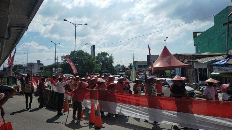 ratusan petani dari Sumut jalan kaki ke Jakarta temui Jokowi (Tribunnews)