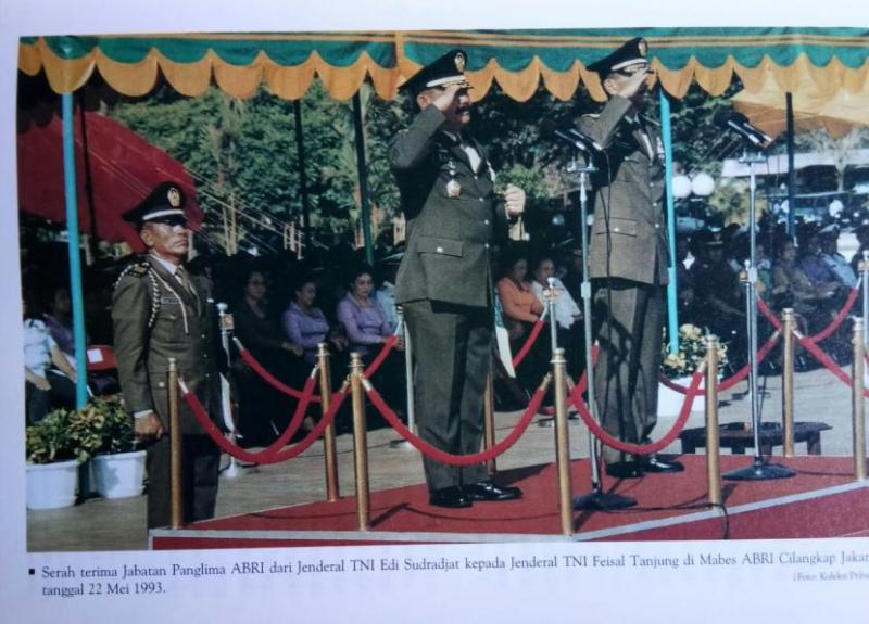 Pergantian Panglima ABRI dari Jenderal Edi Sudradjat kepada Jenderal Feisal Tanjung di Mabes Cilangkap pada 23 Mei 1993. (republika).