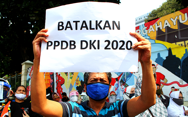 Sejumlah orang tua murid melakukan unjuk rasa di depan kantor Kemendikbud, Jakarta, Senin (29/6). Mereka menolak aturan Pendaftaran Peserta Didik Baru (PPDB) DKI yang memprioritaskan usia dibanding jarak dalam seleksi jalur zonasi. Robinsar Nainggolan
