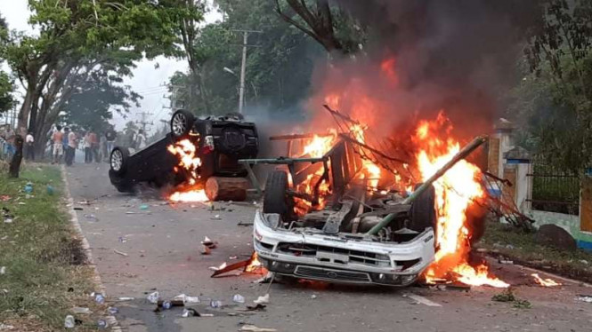 BLT Buat Ricuh di Madina Sumut, 6 Polisi Luka & Mobil Kapolres Dibakar. (Vivanews.com).