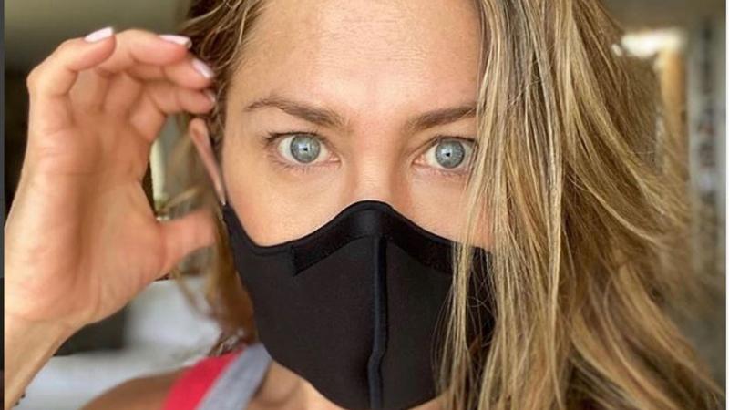 Jennifer Aniston minta penggemarnya untuk selalu memakai masker untuk menekan penyebaran virus corona (Jennifer Aniston/Instagram)