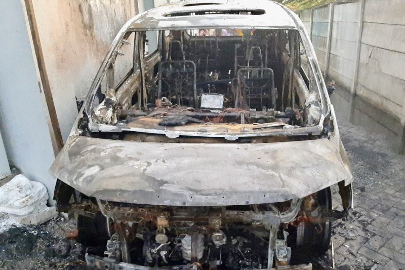 Mobil Alphard milik Via Vallen dibakar di gang samping rumahnya di kawasan Tanggulangin, Kabupaten Sidoarjo, Jawa Timur, Selasa (30/06/2020). Foto: ANTARA Jatim/HO-Polda Jatim/WI