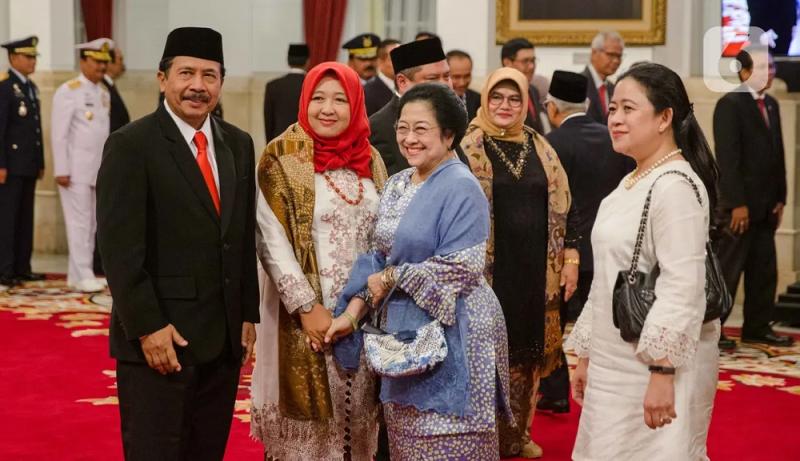 Kepala Badan Pembinaan Ideologi Pancasila (BPIP) Yudian Wahyudi (kiri) didampingi istri, menerima ucapan selamat dari Ketua Dewan Pengarah BPIP Megawati Soekarnoputri (kanan) seusai dilantik di Istana Negara, Jakarta, Rabu 5 Februari 2020. (Liputan6)