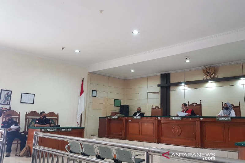 Hakim Tunggal M.Yusuf memimpin sidang praperadilan pemilik perusahaan air minum kemasan PT Indotirta Jaya Abadi atau yang lebih dikenal dengan Aguaria, Oenny Jauwhannes, di PN Semarang, Senin. (ANTARA/ I.C.Senjaya)