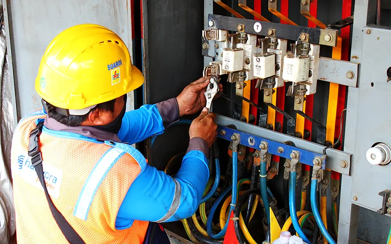 Ilustrasi PLN Rutin Melakukan Perawatan Jaringan Listik. Robinsar Nainggolan