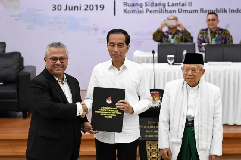 Penyerahkan surat keputusan KPU. Puspa Perwitasari /Antara Foto